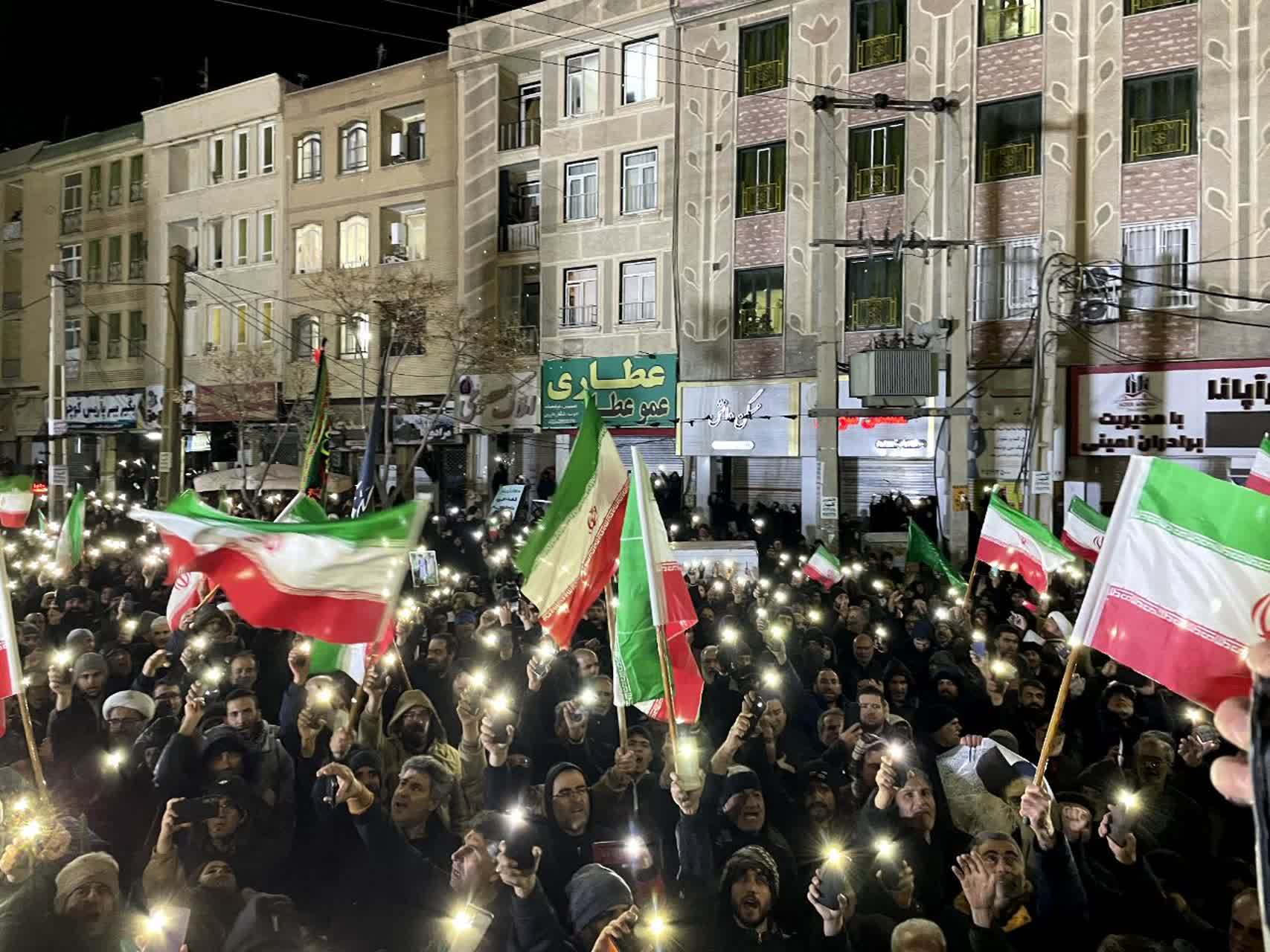 تجمع مردم شهرستان ملارد در پی حمایت از نیروهای نظامی در میدان ارغوان