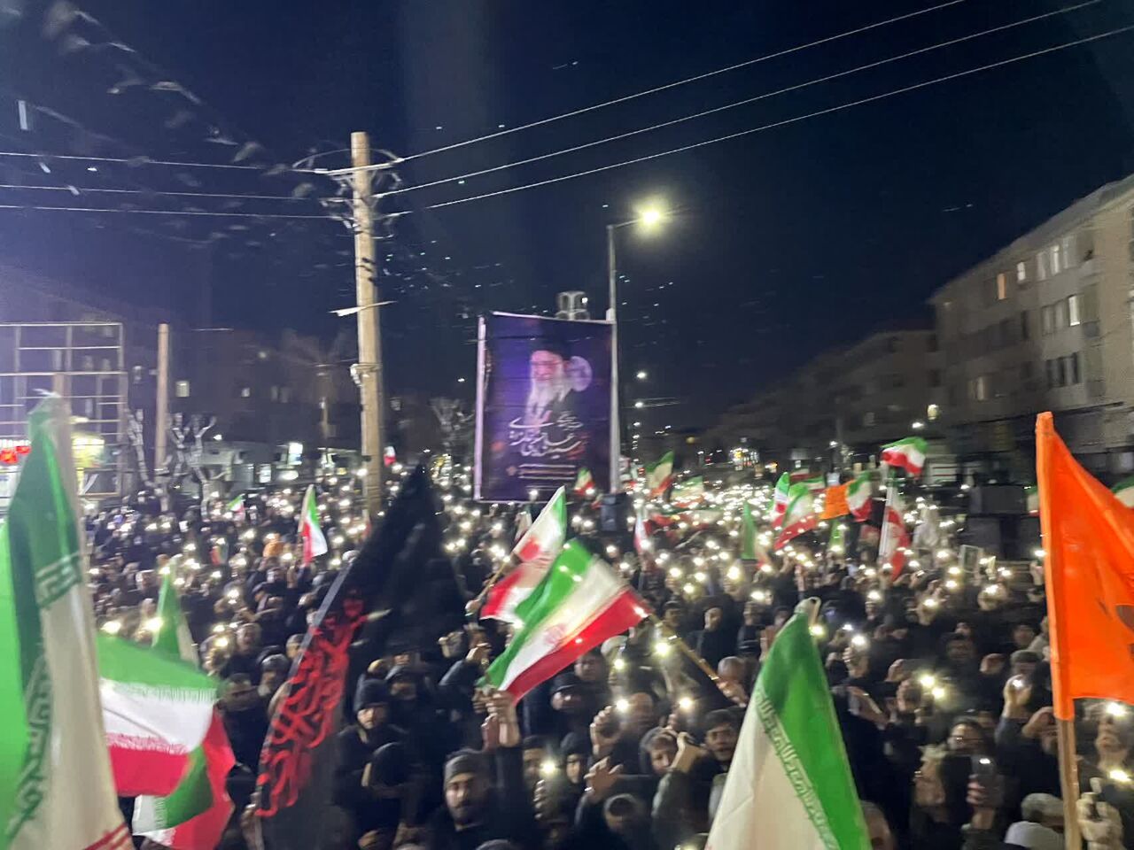 تجمع مردم شهرستان ملارد در پی حمایت از نیروهای نظامی در میدان ارغوان