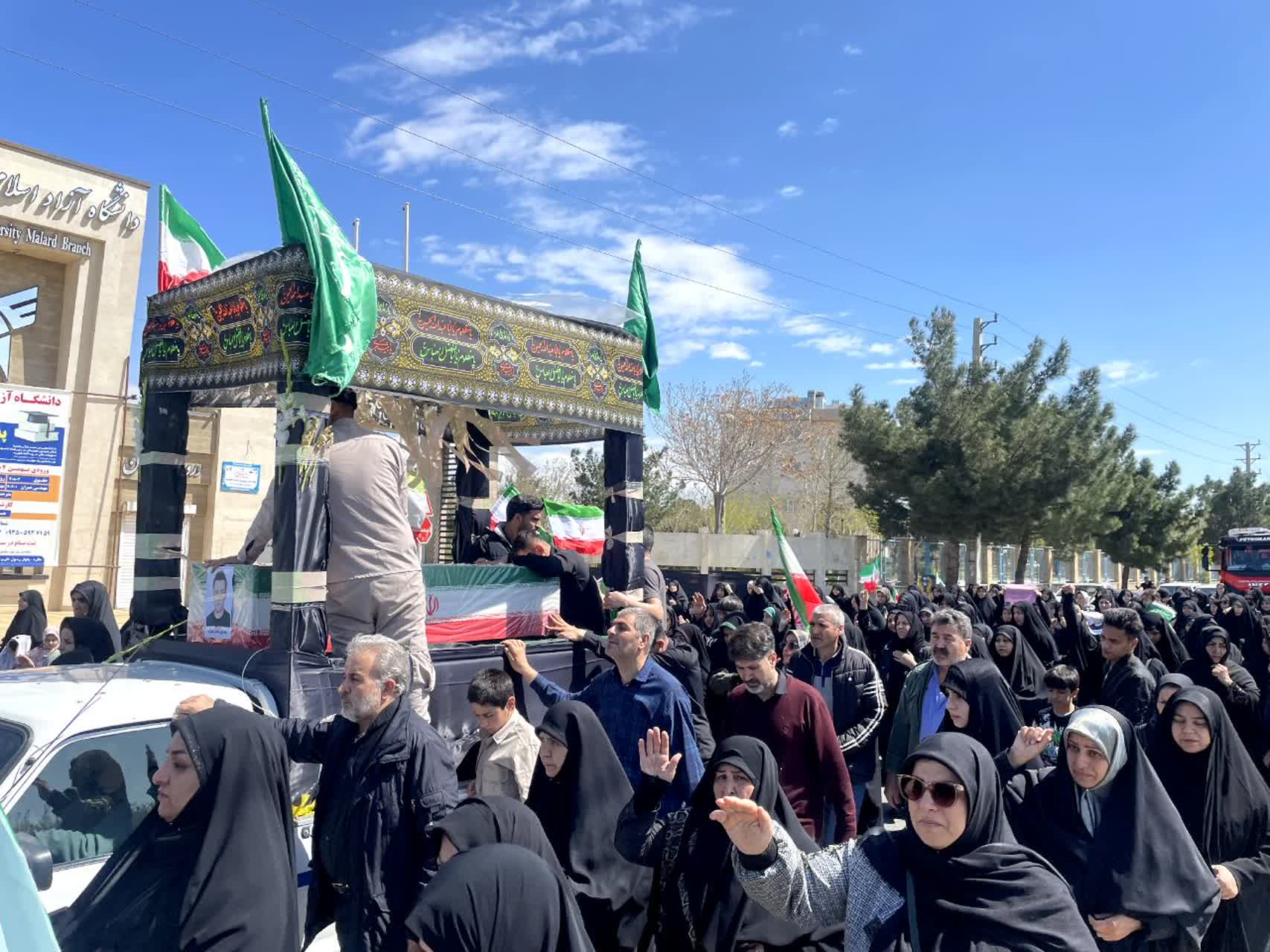 تشییع پیکر شهید مدافع وطن محمدرضا غلامی در ملارد