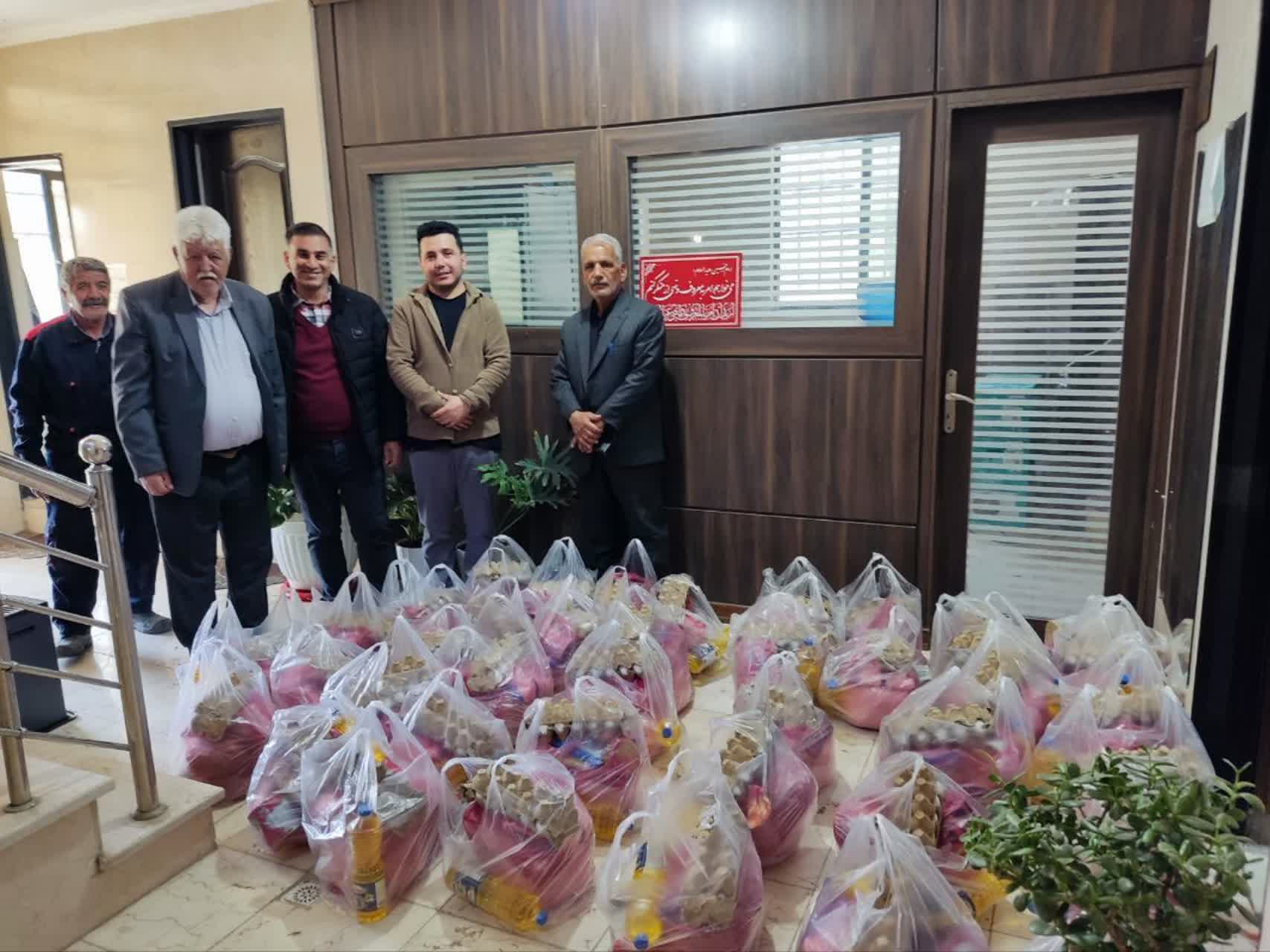 تهیه و توزیع بیش از ۴۰ بسته معیشتی بین افراد عزتمند روستای مهرآذین