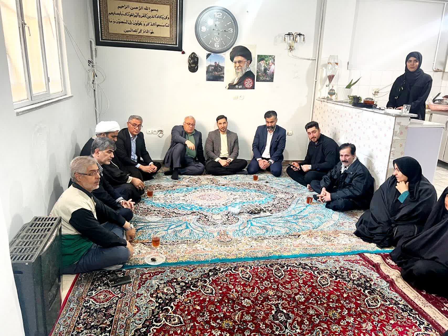 دیدار فرماندار و امام‌جمعه ملارد با خانواده شهیدان خزایی و نیازی