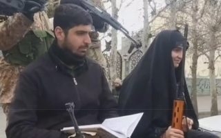 عقد زوج ملاردی در کنار اسلحه