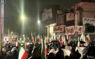 مردم ملارد زیر بارش باران هم پای عهدشان ایستادند
