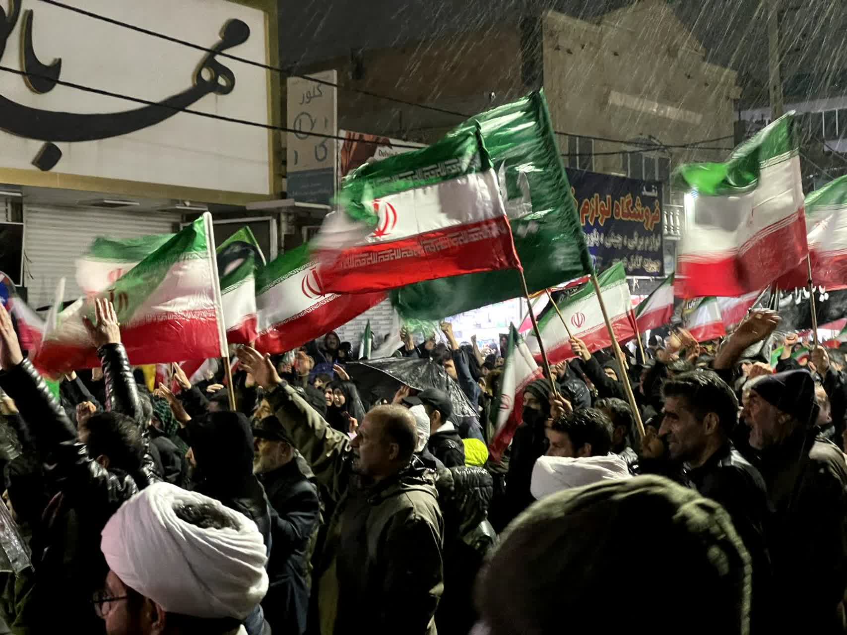 مردم ملارد زیر بارش باران هم پای عهدشان ایستادند
