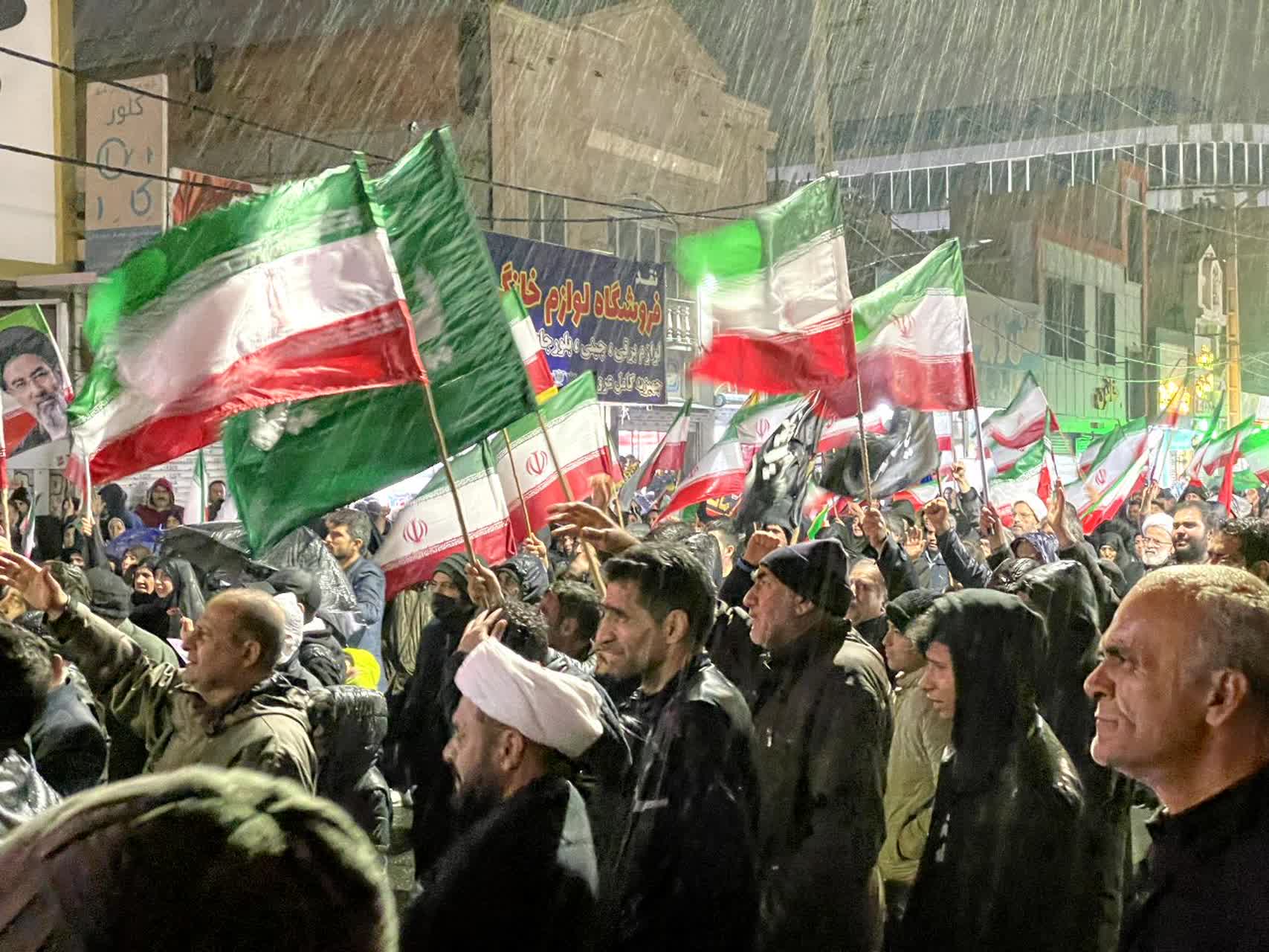 مردم ملارد زیر بارش باران هم پای عهدشان ایستادند