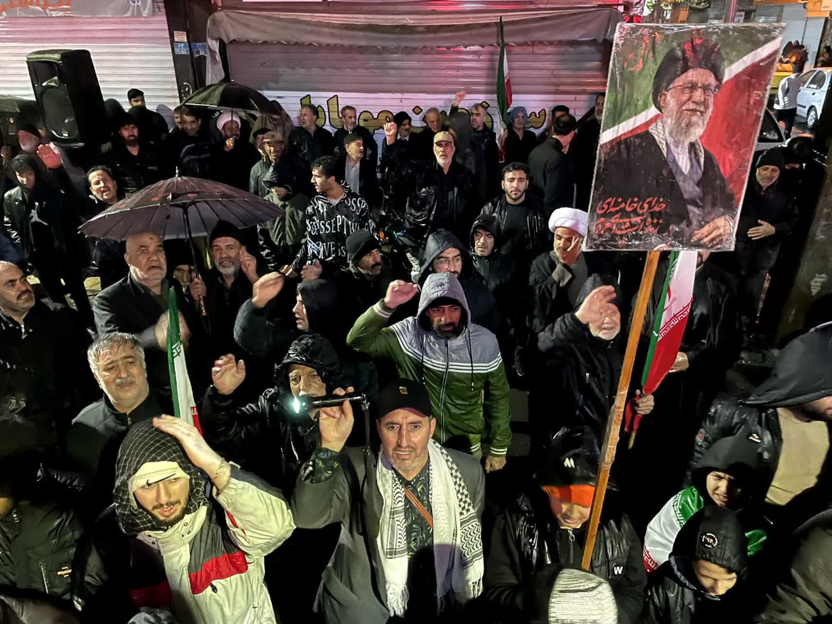 مردم ملارد زیر بارش باران هم پای عهدشان ایستادند