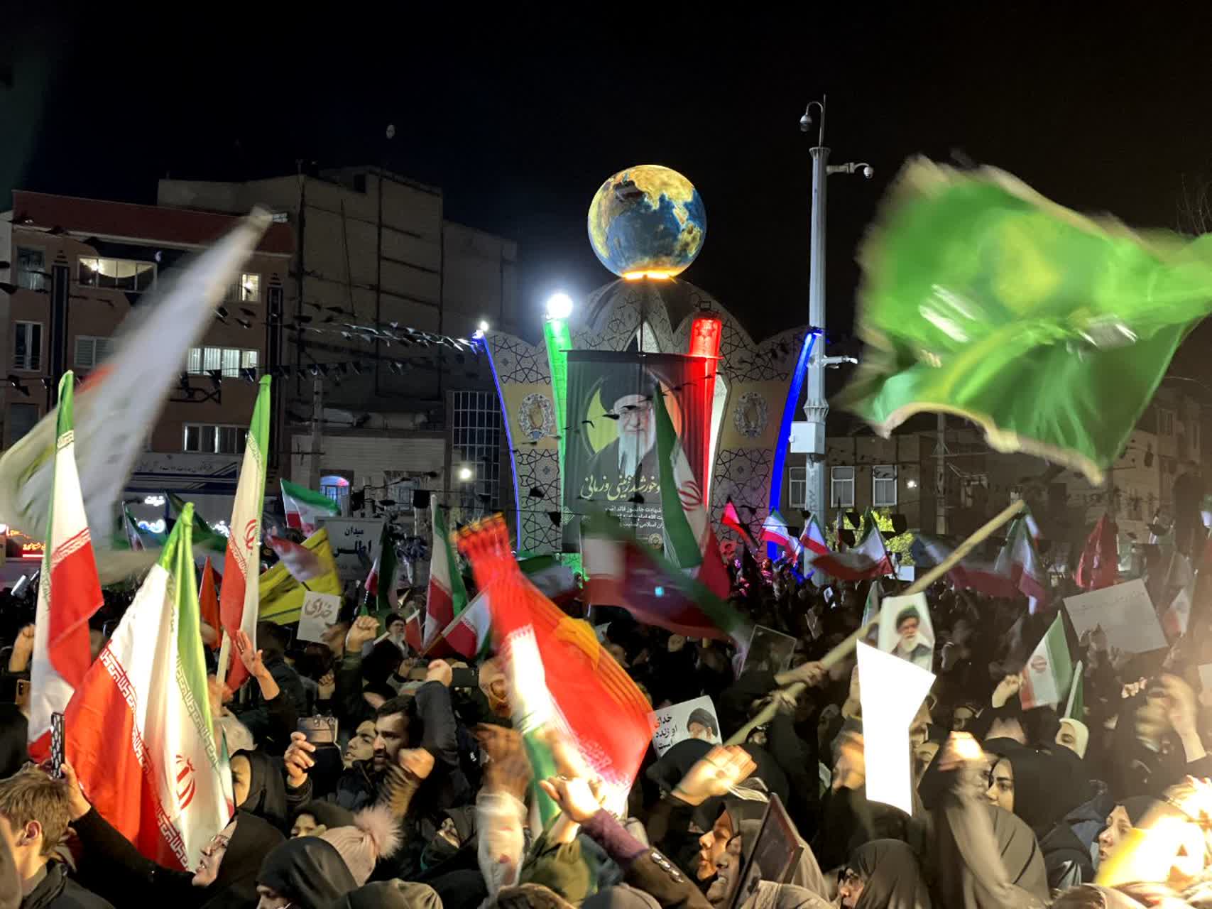 نوای «حیدر حیدر» جمعیت خون خواهان امام خامنهای در میدان اطلس سرآسیاب