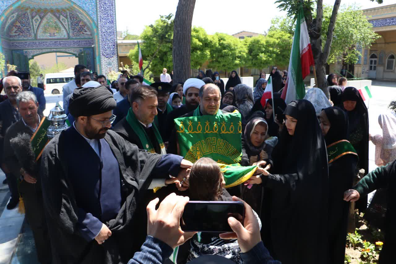 حرم بی‌بی سکینه خاتون(س) میزبان خدام رضوی و پرچم گنبد حضرت رضا(ع) شد
