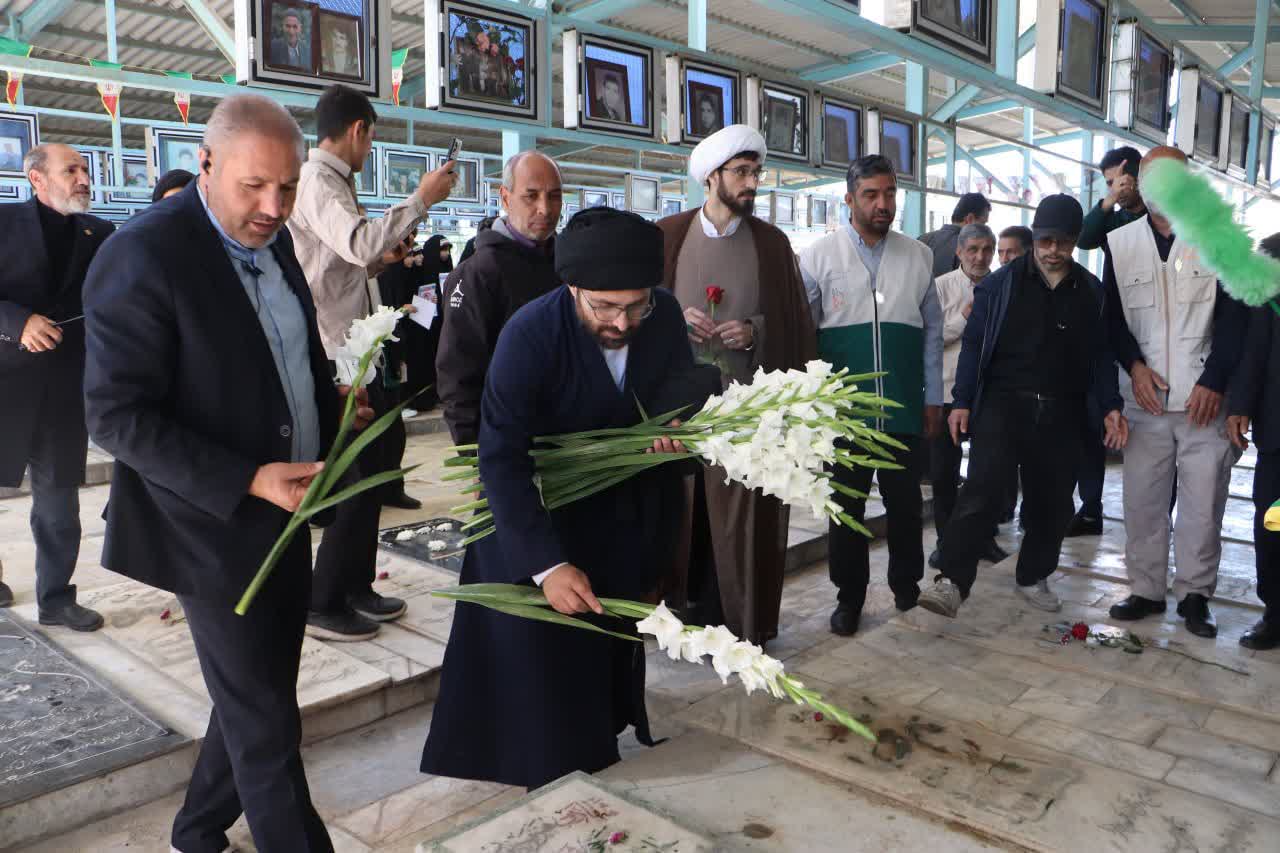 حرم بی‌بی سکینه خاتون(س) میزبان خدام رضوی و پرچم گنبد حضرت رضا(ع) شد