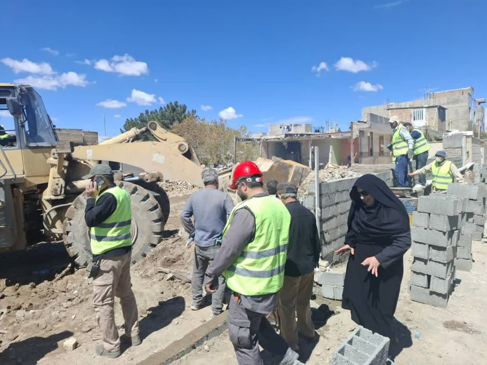 بازدید مجدد بخشدار مرکزی از مناطق آسیب دیده روستای بیدگنه
