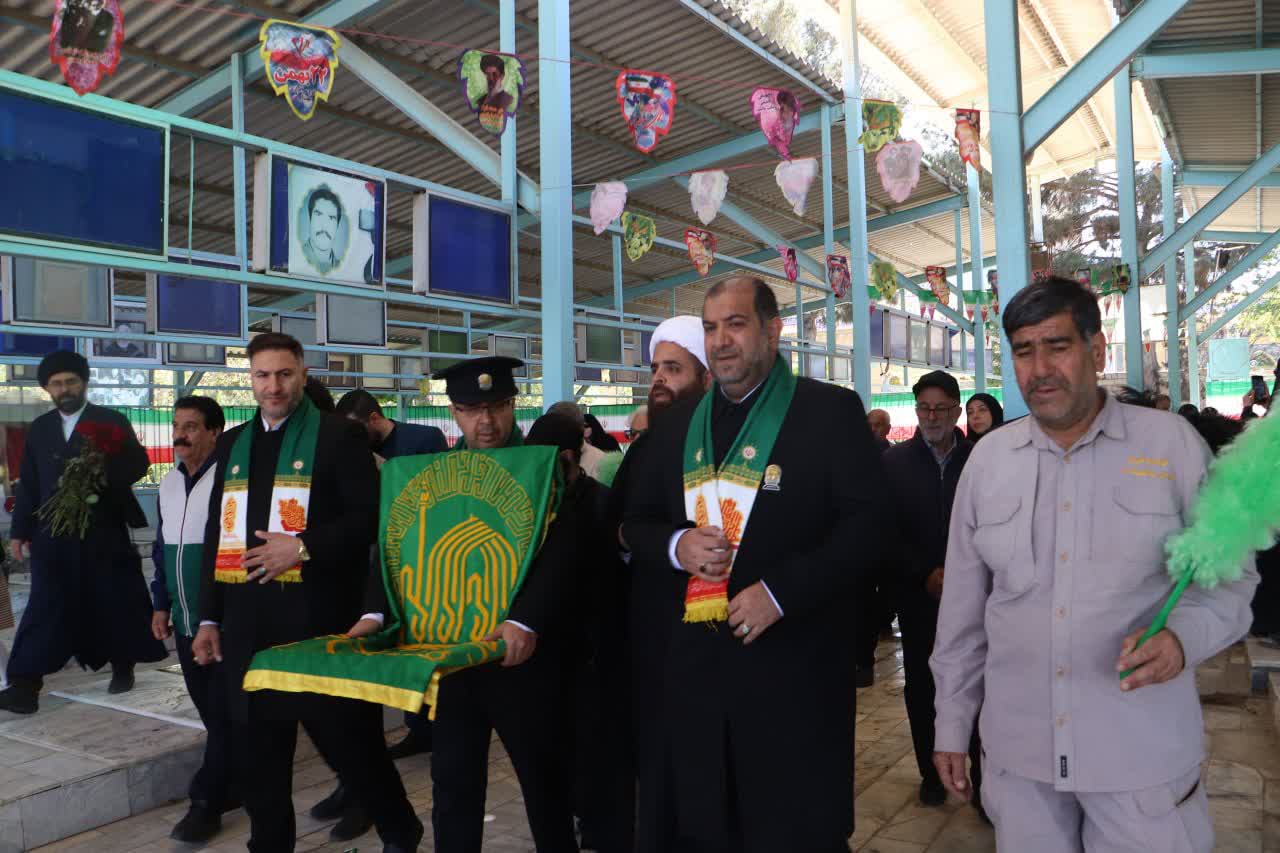 حرم بی‌بی سکینه خاتون(س) میزبان خدام رضوی و پرچم گنبد حضرت رضا(ع) شد