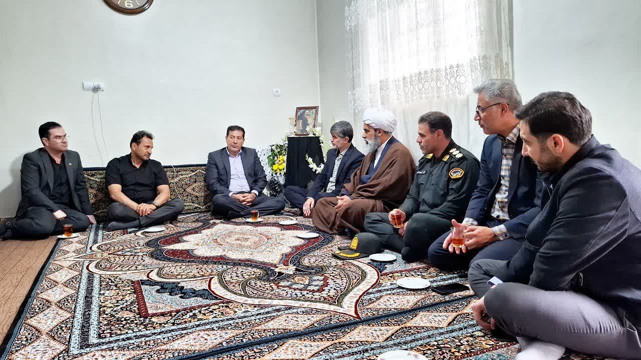 دیدار مسئولان شهرستان ملارد با خانواده شهید حمید ترک