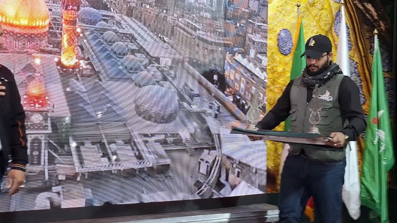 پرچم حرم امام حسین (ع) به خانواده شهدای ملارد اهدا شد