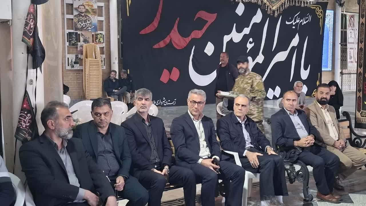 پرچم حرم امام حسین (ع) به خانواده شهدای ملارد اهدا شد