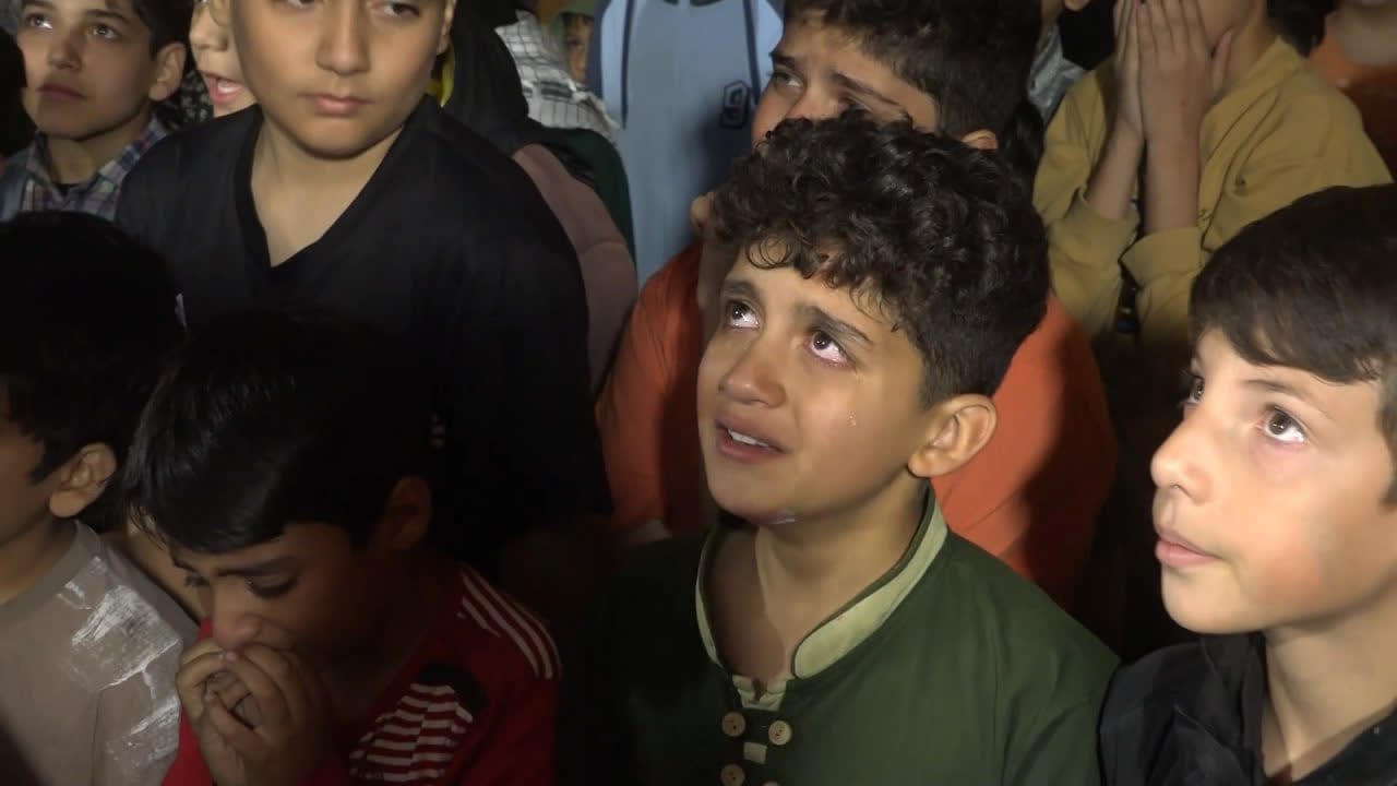 بیعت با رهبر انقلاب و اشک زیارت اولی‌ها در اجتماع مردم شهرک امید صفادشت