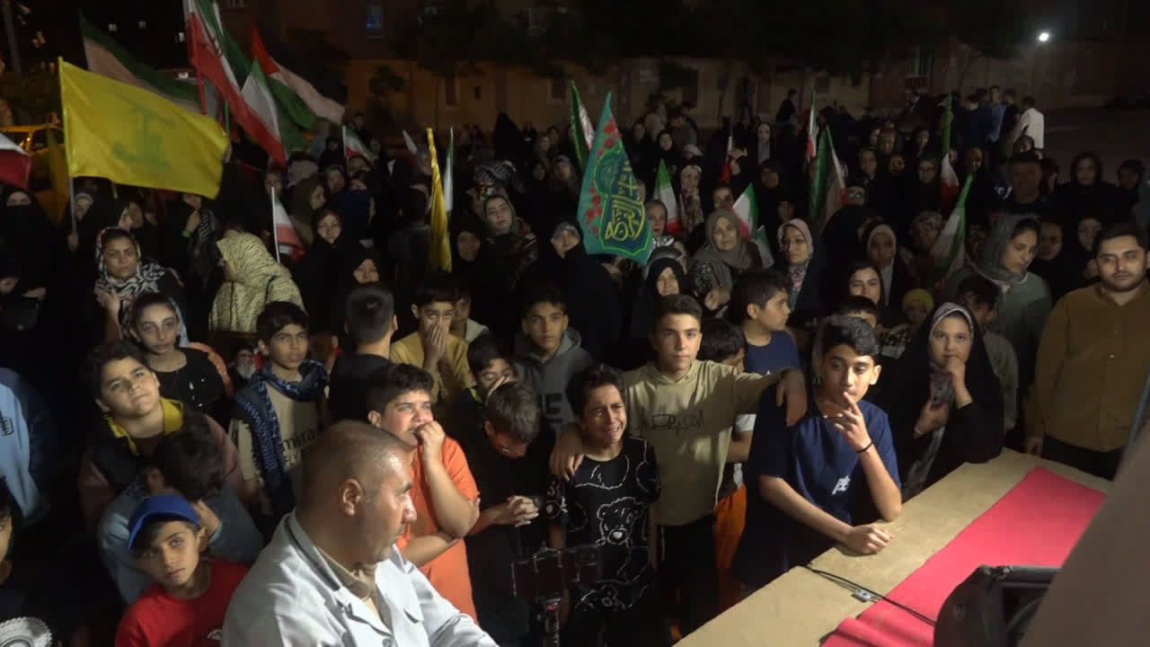 بیعت با رهبر انقلاب و اشک زیارت اولی‌ها در اجتماع مردم شهرک امید صفادشت