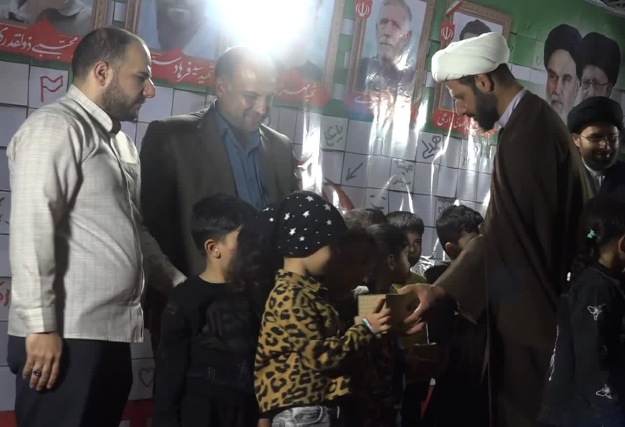 بیعت با رهبر انقلاب و اشک زیارت اولی‌ها در اجتماع مردم شهرک امید صفادشت