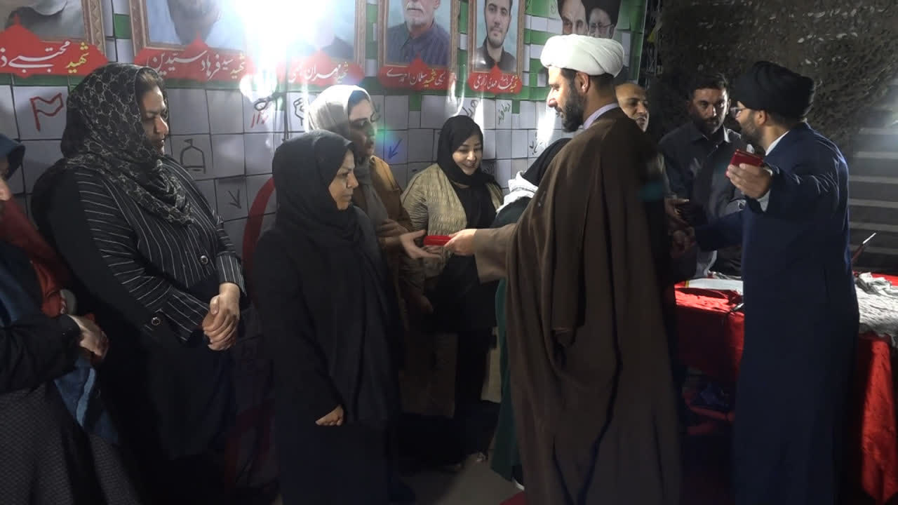 بیعت با رهبر انقلاب و اشک زیارت اولی‌ها در اجتماع مردم شهرک امید صفادشت