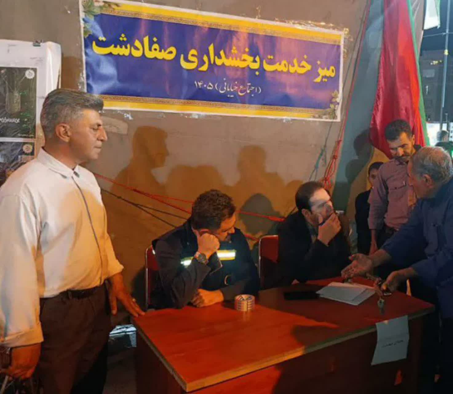 برپایی میز خدمت بخشداری صفادشت در اجتماع مردمی حمایت از جبهه مقاومت