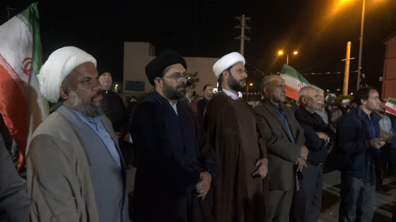بیعت با رهبر انقلاب و اشک زیارت اولی‌ها در اجتماع مردم شهرک امید صفادشت