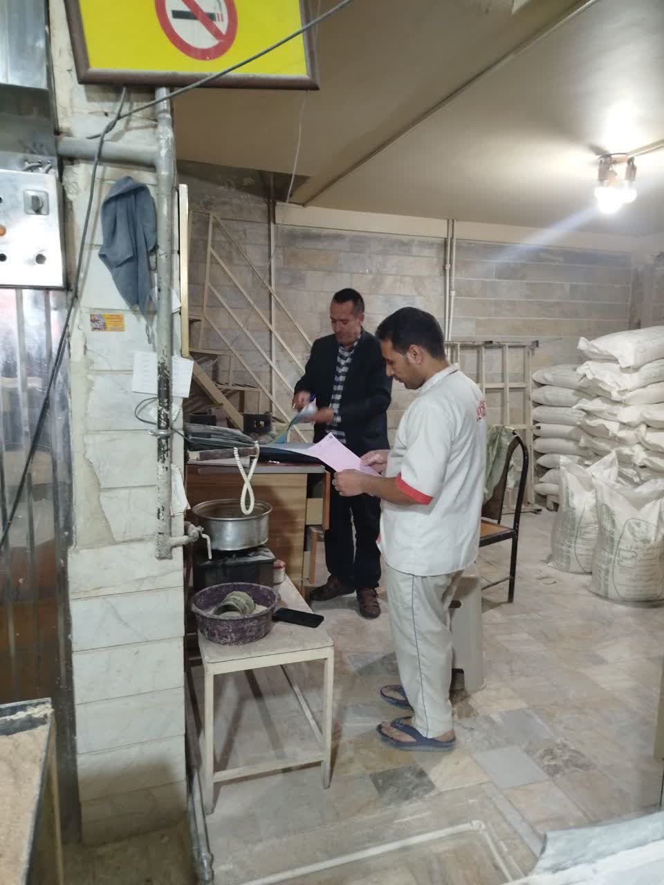 تشکیل پرونده تعزیراتی برای دو نانوایی متخلف در ملارد؛ گرانفروشی با طعم کنجد!