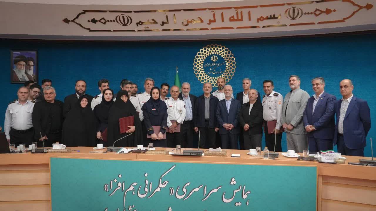 رئیس آتش‌ نشانی ملارد حکم درجه آتش‌ پاد سوم را از رئیس‌جمهور دریافت کرد