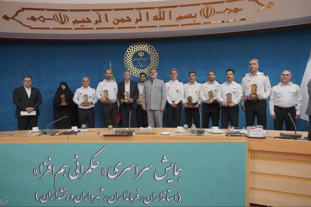 رئیس آتش‌ نشانی ملارد حکم درجه آتش‌ پاد سوم را از رئیس‌جمهور دریافت کرد