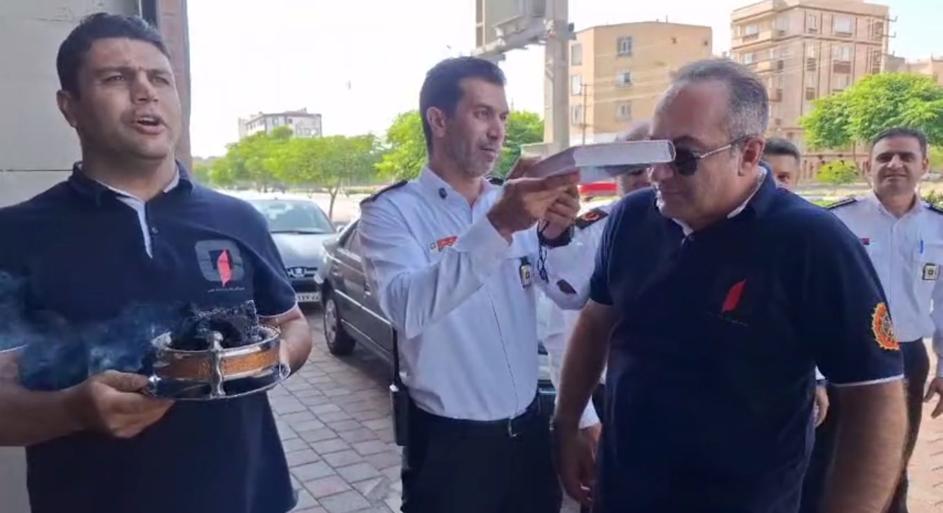 آتش‌نشانان شهرستان ملارد در کنار عزاداران قمی برای تشییع رهبر شهید