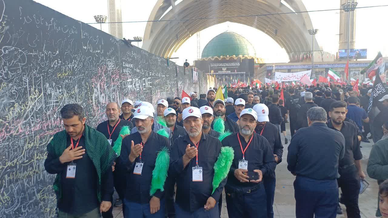 گزارش تصویری؛ خادمیاران رضوی ملارد در خدمت عزاداران رهبر شهید