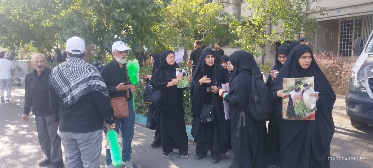 گزارش تصویری؛ خادمیاران رضوی ملارد در خدمت عزاداران رهبر شهید