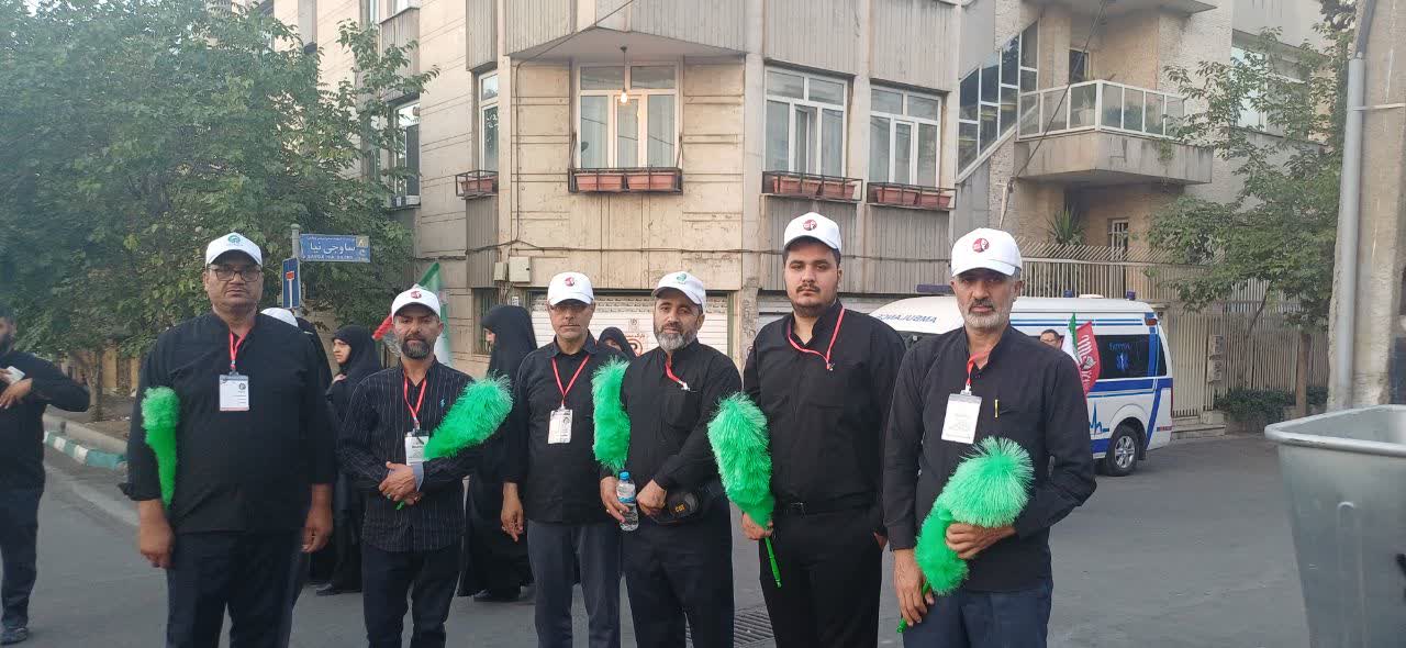 گزارش تصویری؛ خادمیاران رضوی ملارد در خدمت عزاداران رهبر شهید