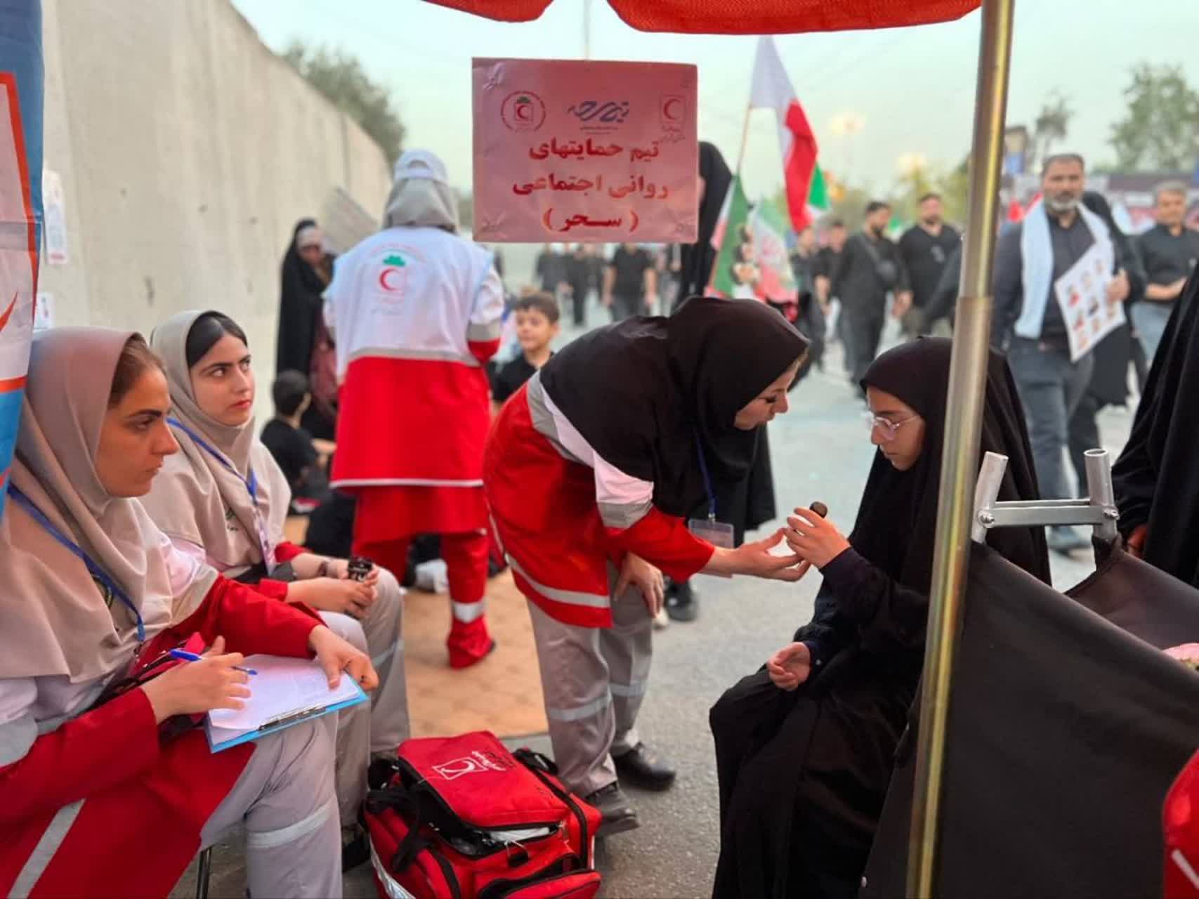 خدمات‌رسانی هلال‌ احمر ملارد به بیش از ۱۷۰۰ زائر در مراسم وداع با رهبر شهید