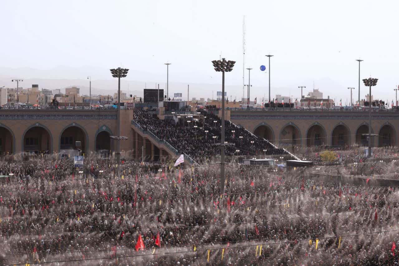گزارش تصویری؛ اقامه نماز بر پیکر رهبر شهید در مصلی تهران