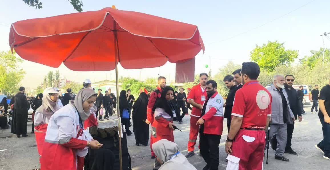 خدمات‌رسانی هلال‌ احمر ملارد به بیش از ۱۷۰۰ زائر در مراسم وداع با رهبر شهید