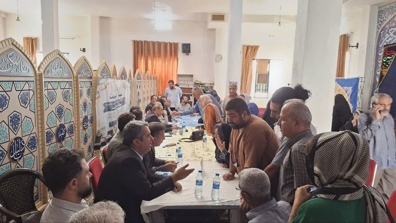 برپایی میز خدمت در شهرک امید صفادشت با حضور مدیران اجرایی