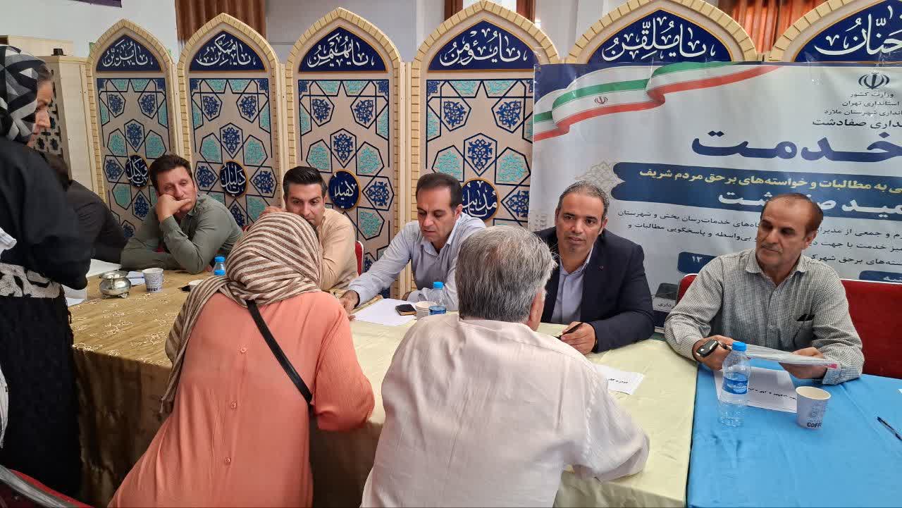 برپایی میز خدمت در شهرک امید صفادشت با حضور مدیران اجرایی