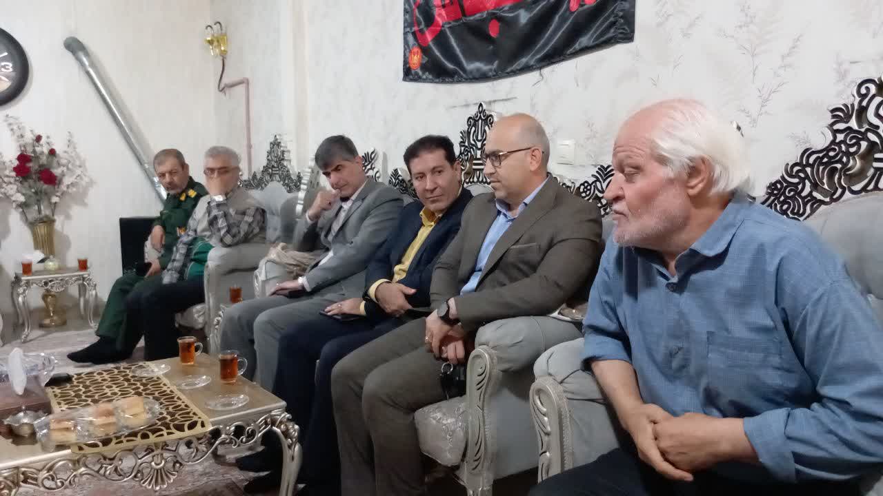 فرماندار ملارد با خانواده دو شهید والامقام دیدار کرد