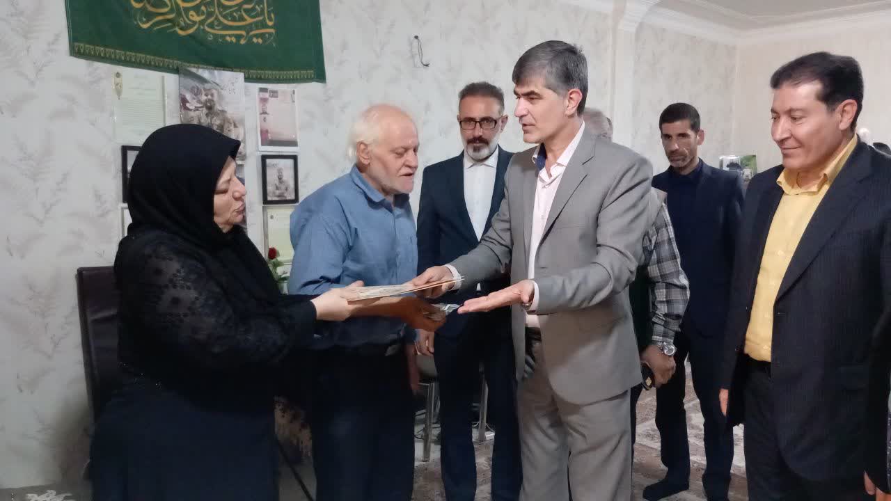 فرماندار ملارد با خانواده دو شهید والامقام دیدار کرد