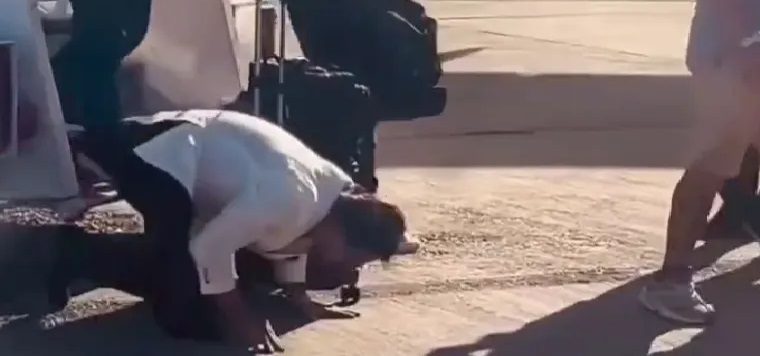 بوسه بیژن مرتضوی به خاک وطن