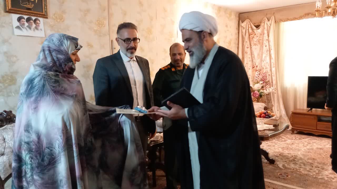 دیدار مسئولان ملارد با خانواده شهید نسائی و جانباز بلوکی