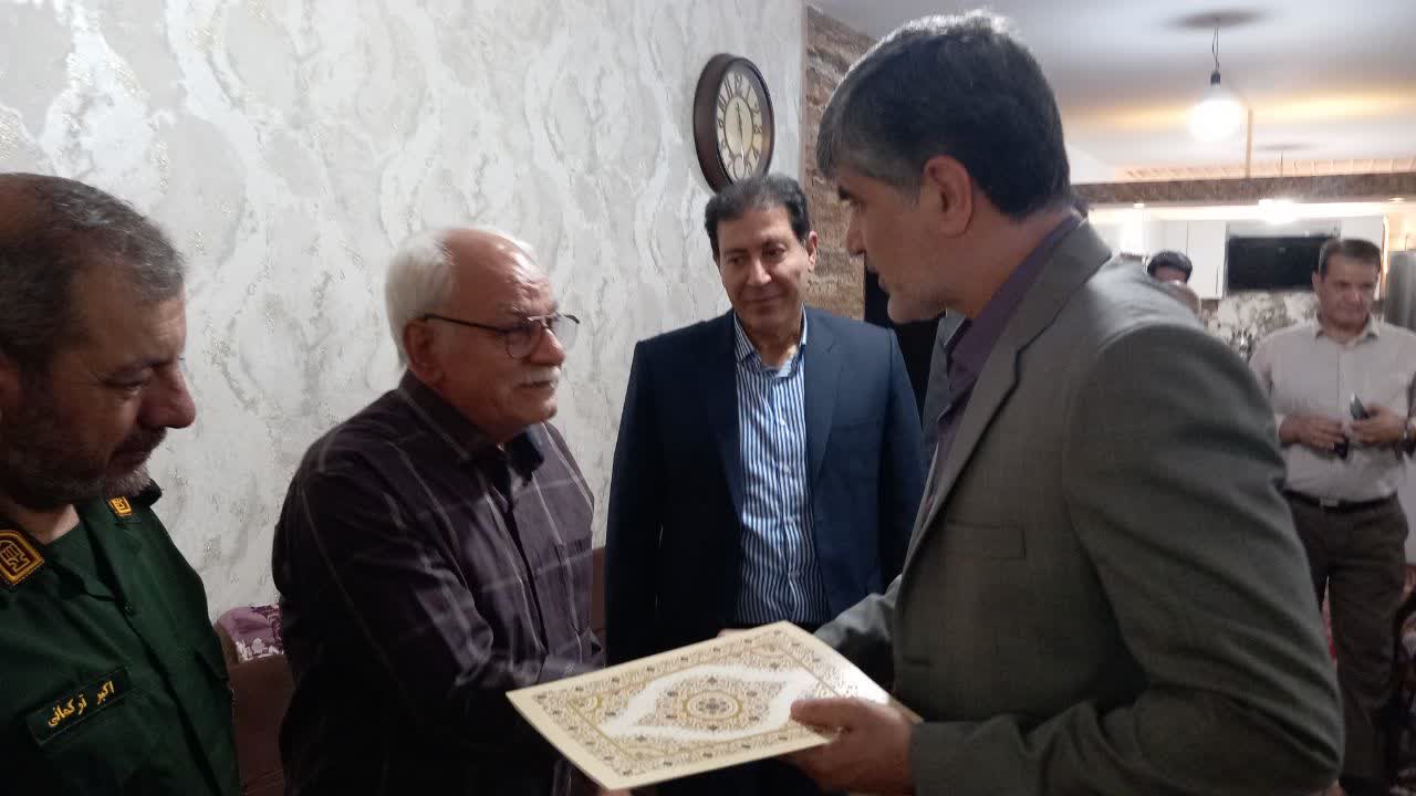 فرماندار ملارد با خانواده شهید دهقانی و جانباز وفایی دیدار کرد