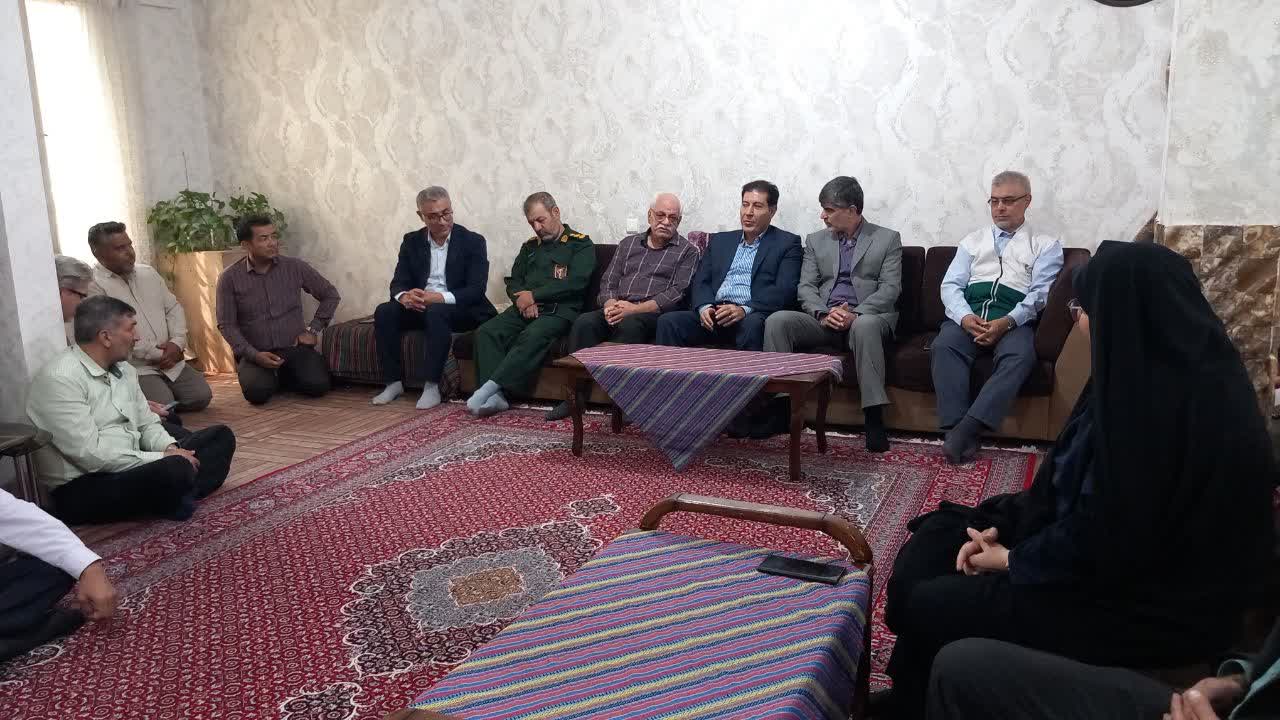فرماندار ملارد با خانواده شهید دهقانی و جانباز وفایی دیدار کرد