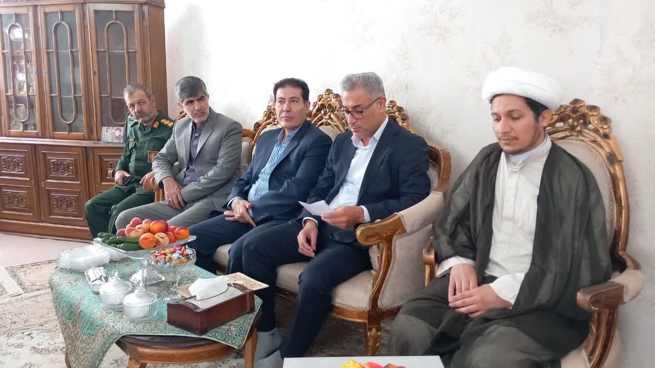 فرماندار ملارد با خانواده شهید دهقانی و جانباز وفایی دیدار کرد