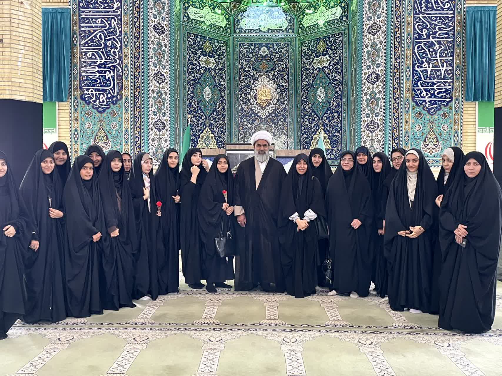 حضور دانش آموزان متوسطه دوم دبیرستان دخترانه شاهد شهدای اقتدار در نماز جمعه ملارد