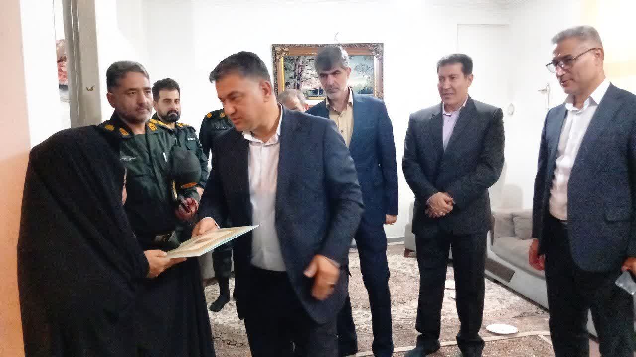 دیدار فرماندار ملارد با خانواده ۲ شهید فراجا